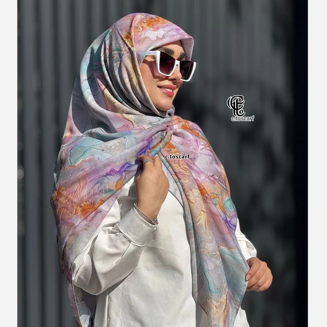 1769013777-697102110dbaf-515iCY2uouOAc98qCzvV28UfvdoRRiqzK66MktCcJ7clVKq89g.webp روسری نخ کاستوم طرح نازلی قواره بزرگ دور چرخ دوز مزونی - تصویر 1