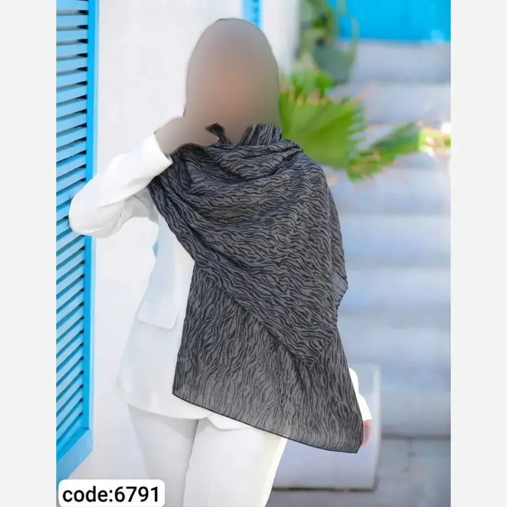 a15a153f-9611-479b-8f12-94e0aa24646c.webp شال مجلسی حریر بهاره پلیسه قواره 200 در 75 سانت - تصویر 1