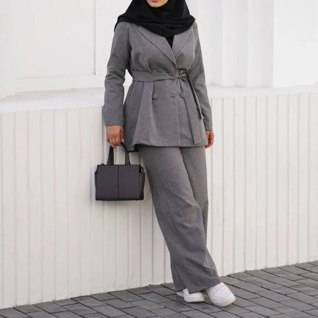 0c81839e-2d01-4607-a254-468d26882a28.webp کت شلوار زنانه مدل بیتا جنس پرشیا دیپلمات رنگ مشکی طوسی سورمه ای - تصویر 1