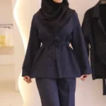 کت شلوار زنانه دیپلمات پرشیا مدل خوشه رنگ مشکی طوسی سورمه ای - تصویر 3